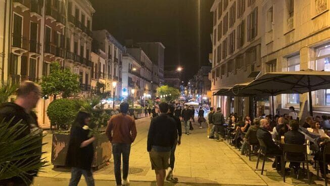 Cagliari, ubriaco molesta i passanti nel Corso: trovato in possesso di un coltello e denunciato
