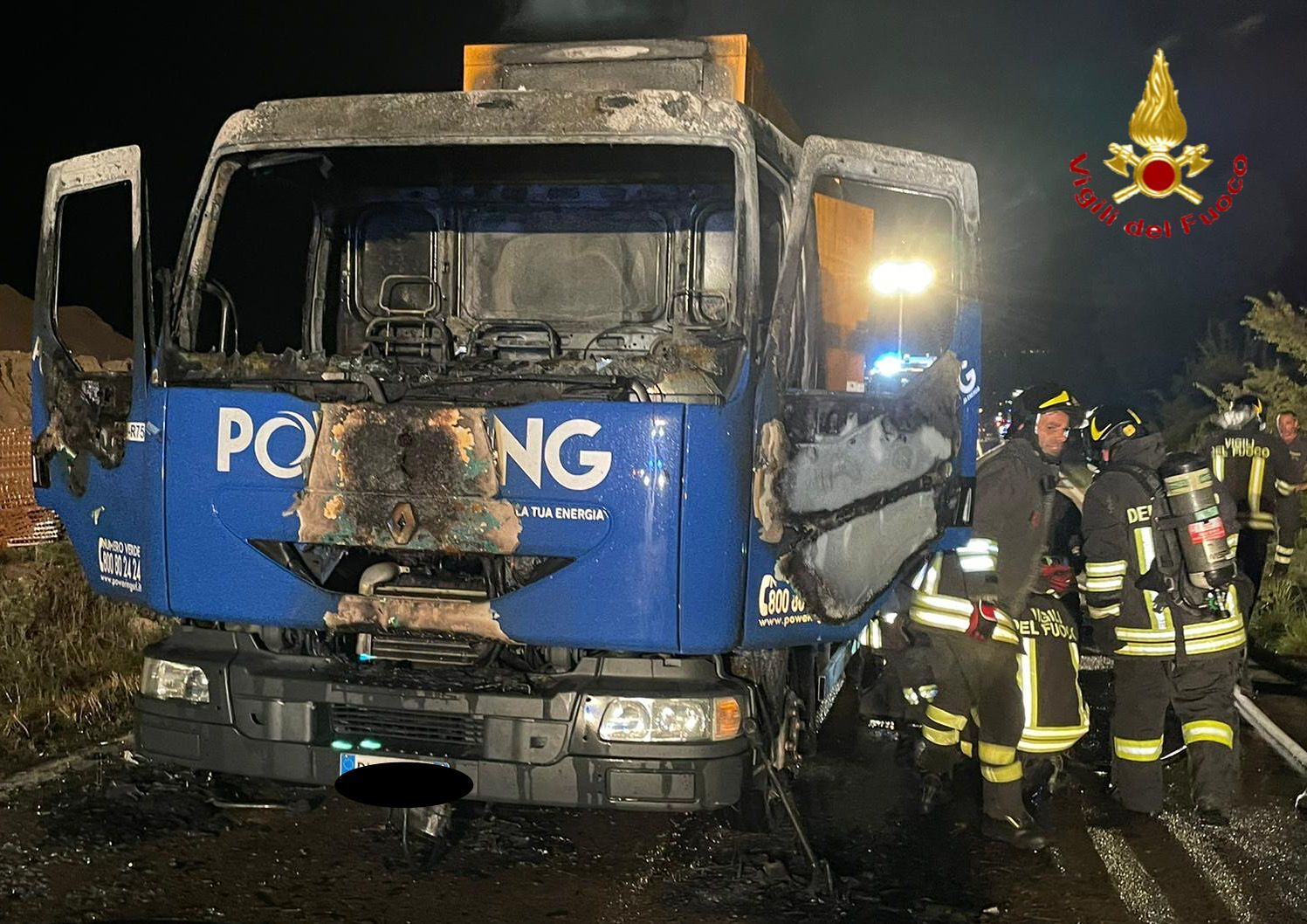 Paura sulla Ss 125, camion con mille litri di benzina in fiamme: rogo domato dopo 3 ore