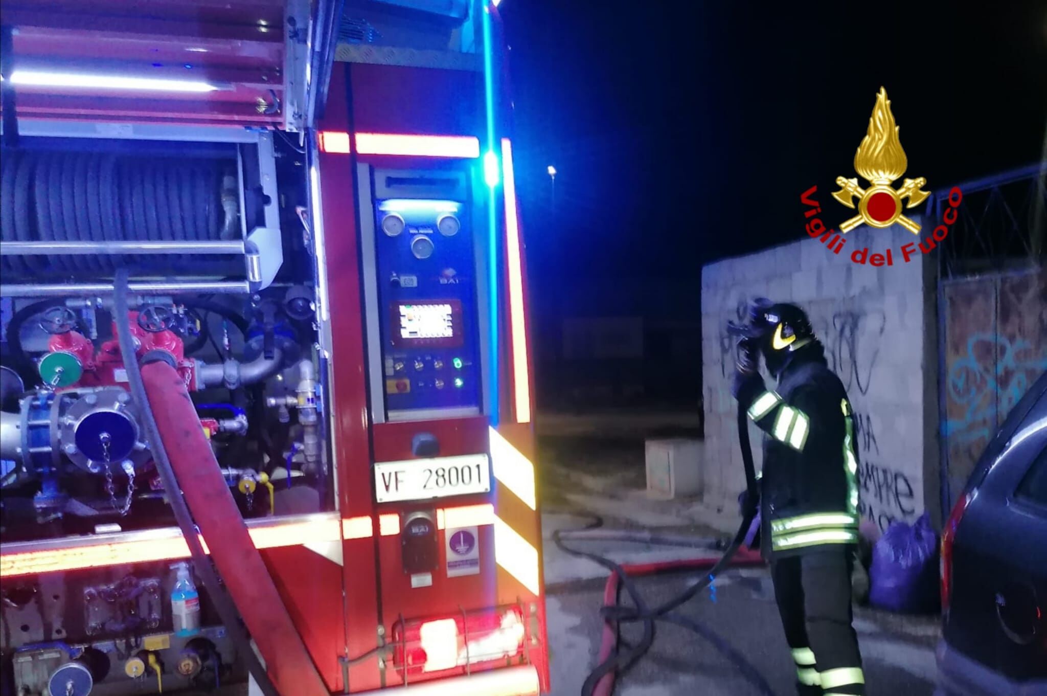 Fiamme in un ripostiglio a Selargius, paura per la presenza di bombole a gpl