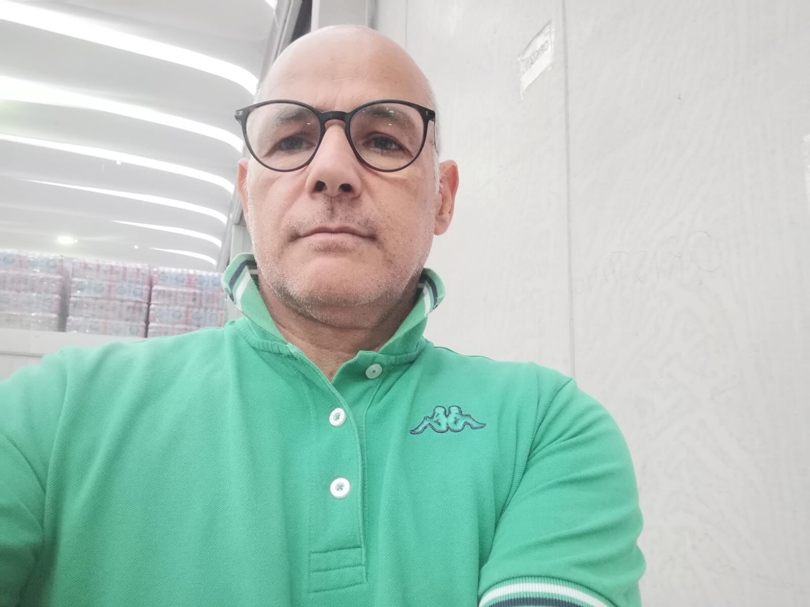 Cagliari, parcheggia per comprare le pizzette e gli svaligiano il furgone: “Ridatemi il mio pc”