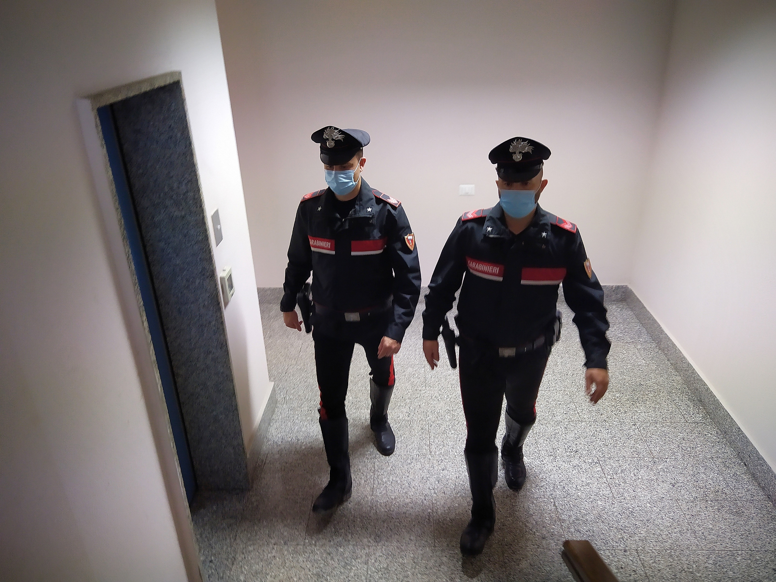 In casa droga, farmaci e un trapano rubato: coppia denunciata dai carabinieri a Carbonia