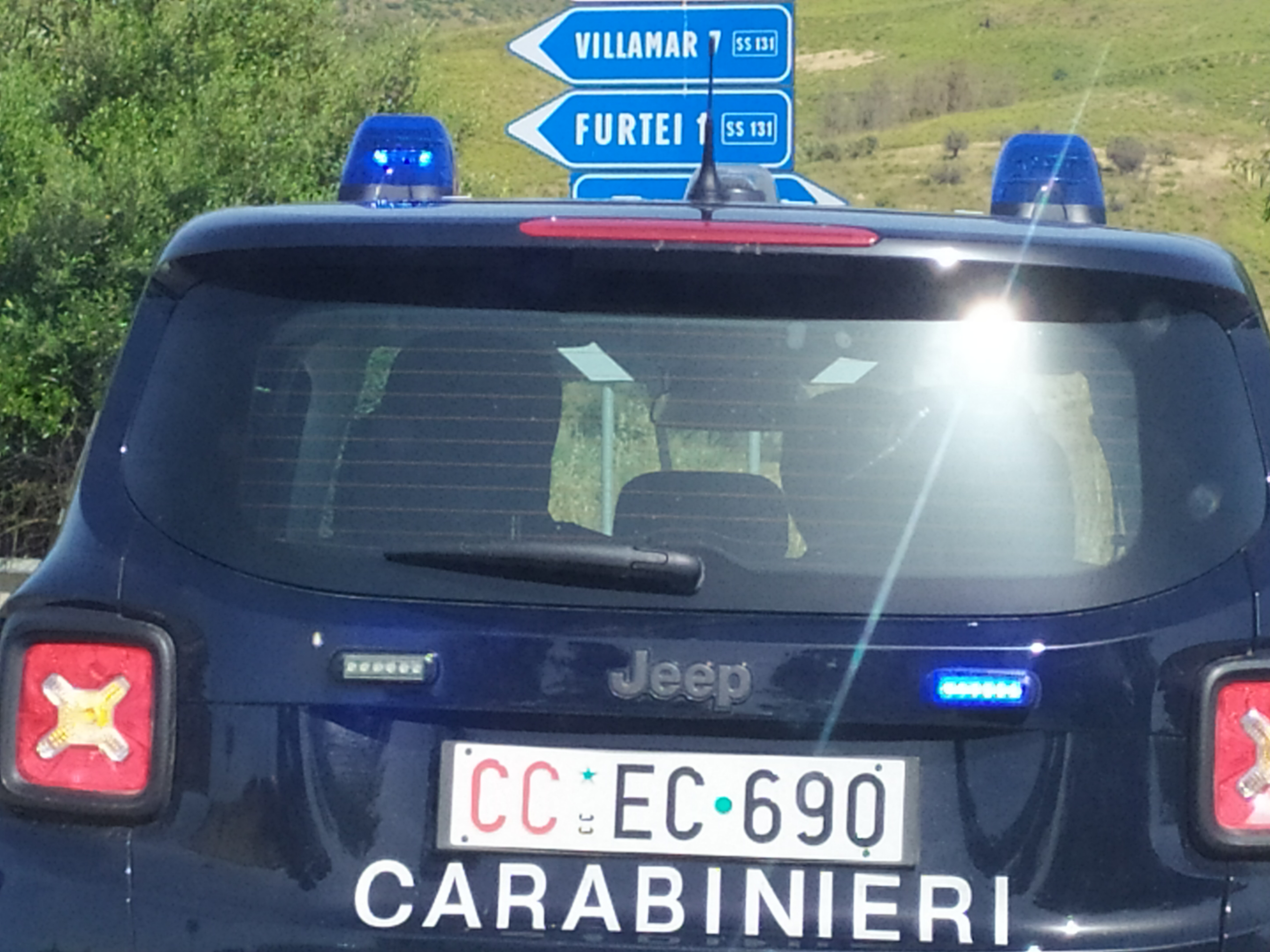 Villamar, auto impatta contro un cavallo dopo una curva: danni ingenti, grave l’animale
