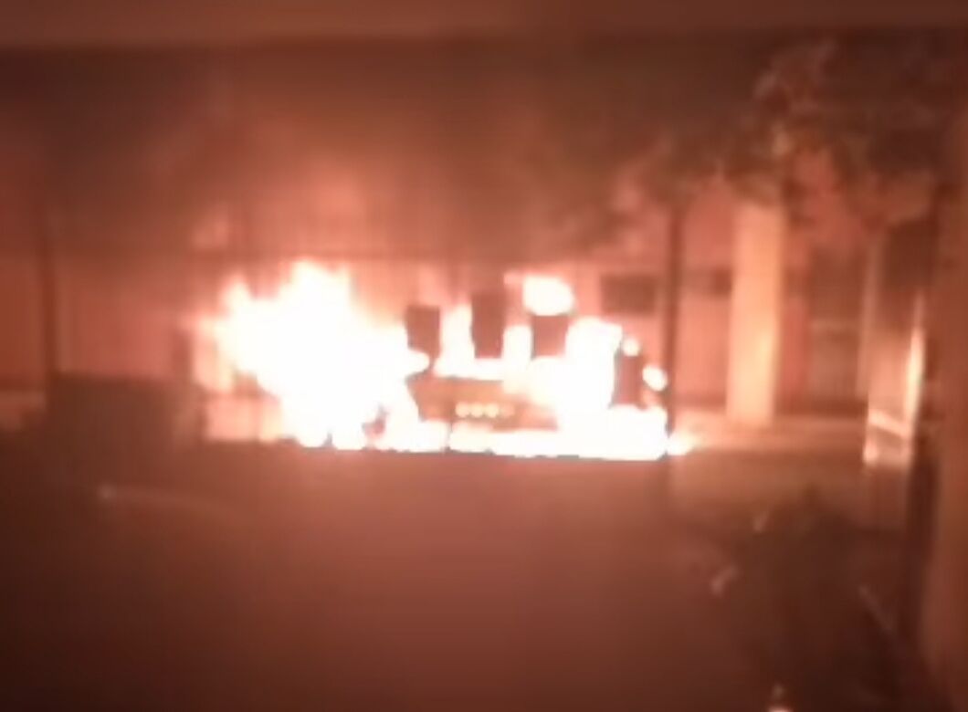 Auto incendiata davanti alle case popolari ad Assemini, residenti furiosi: “Gesto da codardi”