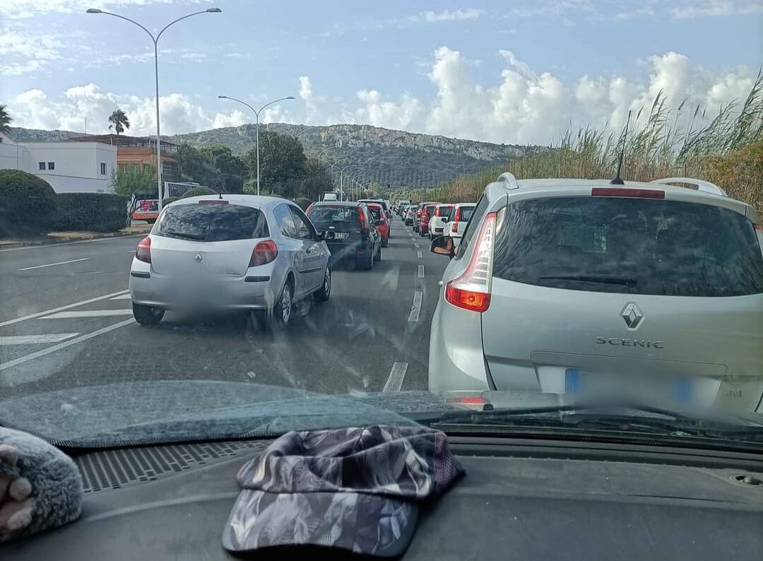 Inferno in viale Poetto per i lavori del passaggio ciclopedonale: “Un’ora di fila dal Marino alla Sella del Diavolo”