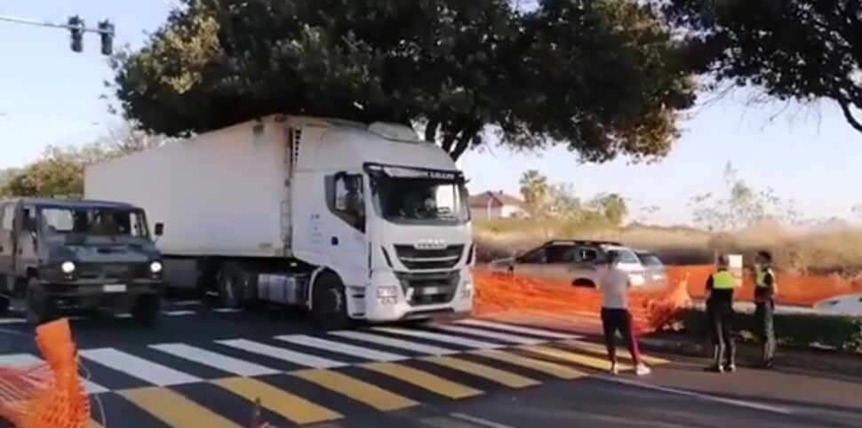 Cagliari, furgone resta incastrato in vale Poetto: colpa del nuovo passaggio pedonale rialzato