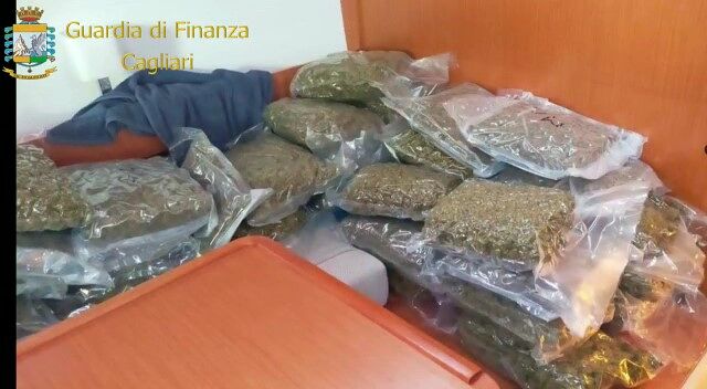 Sardegna, cento chili di marijuana su un veliero: arrestato equipaggio – VIDEO