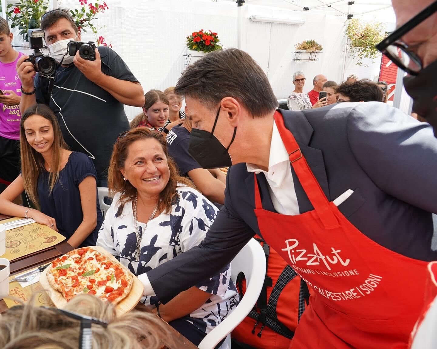 Calcetto, tennis, pizze e reddito di cittadinanza: le armi di Conte per risollevare i 5 Stelle con una campagna american style