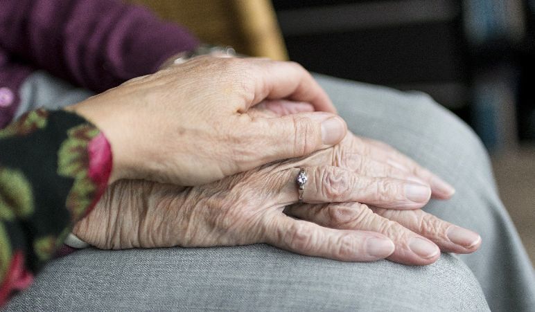 Cagliari, sfilano gli anelli dalle mani di una nonnina malata: “Sciacalli”