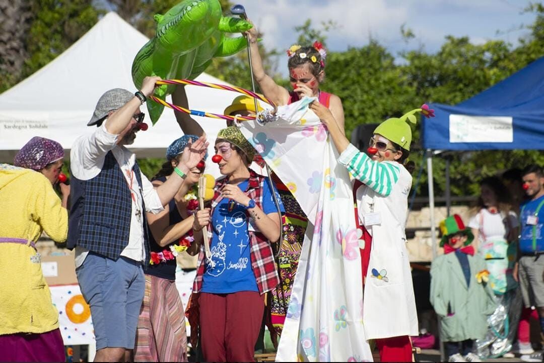Cagliari, torna la “giornata del naso rosso”, a Terramaini va in scena la clownterapia