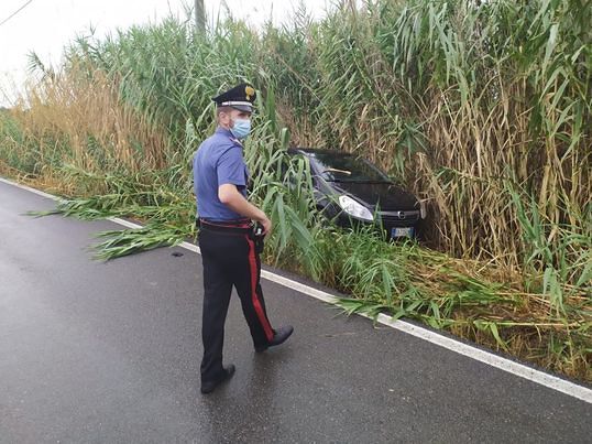 Far west sulla 554: folle fuga sull’auto rubata, tentano di investire i carabinieri. Sparatoria e movimentato arresto