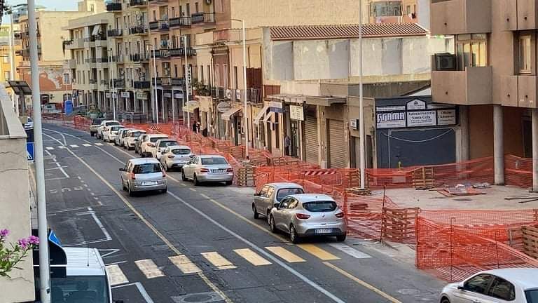 Cagliari, residenti furiosi in viale Sant’Avendrace: “Ostaggi delle ruspe e con pochi parcheggi a disposizione”
