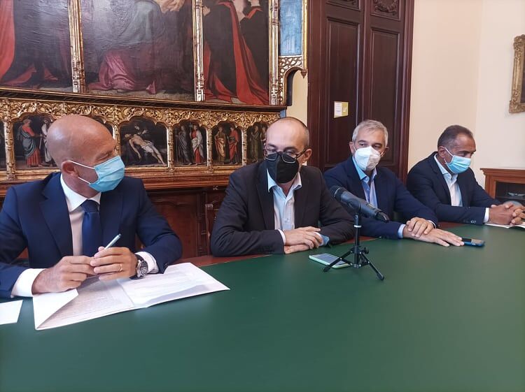 Cagliari, dalle pratiche edilizie alle iscrizioni agli asili nido: 10 numeri e 80 operatori pronti a rispondere
