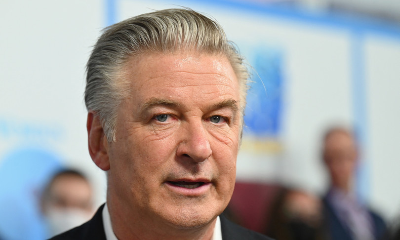 Dramma sul set, la pistola è carica: Alec Baldwin uccide la direttrice della fotografia, gravissimo il regista