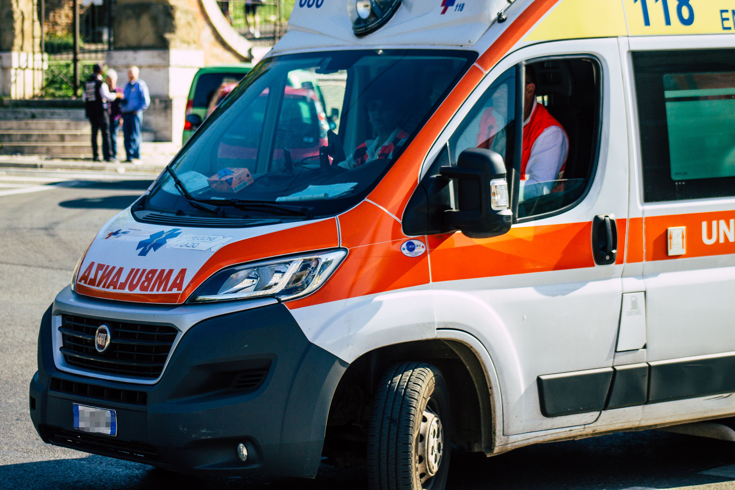 Tragedia sfiorata a Elmas, controlla se il fucile è carico e parte un colpo: ferita la moglie incinta