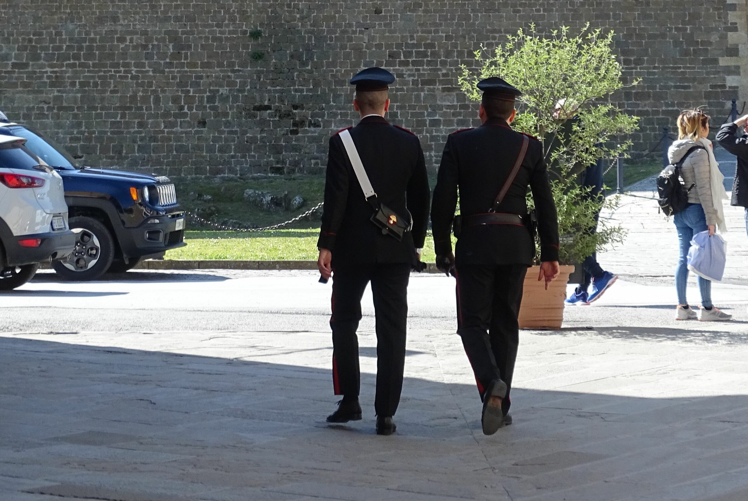 Giba, parcheggia di fronte alla sua casa in una pubblica via: scoppia la lite