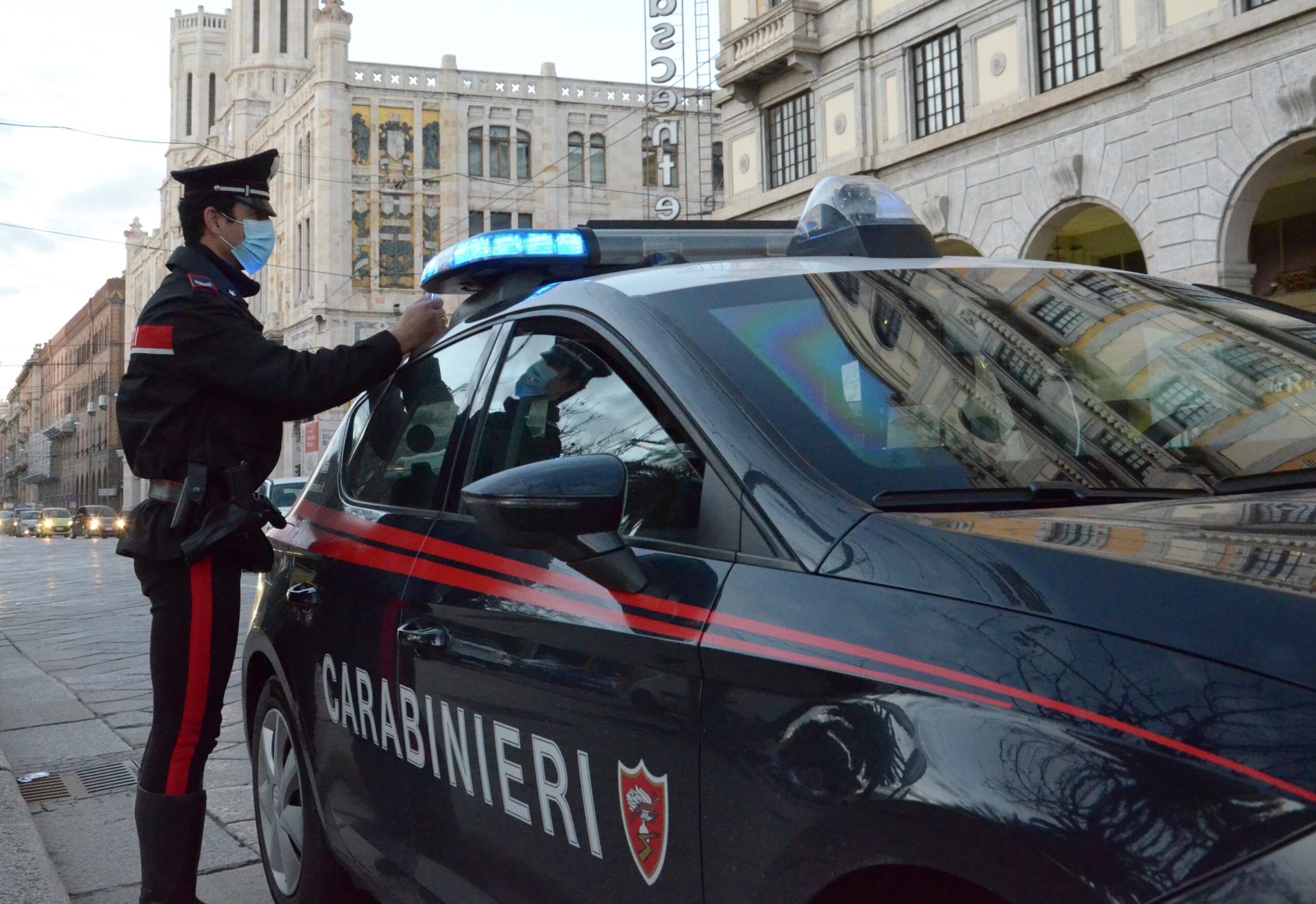 Cagliari, ruba un borsello a un pensionato in scooter: fregato dalle telecamere
