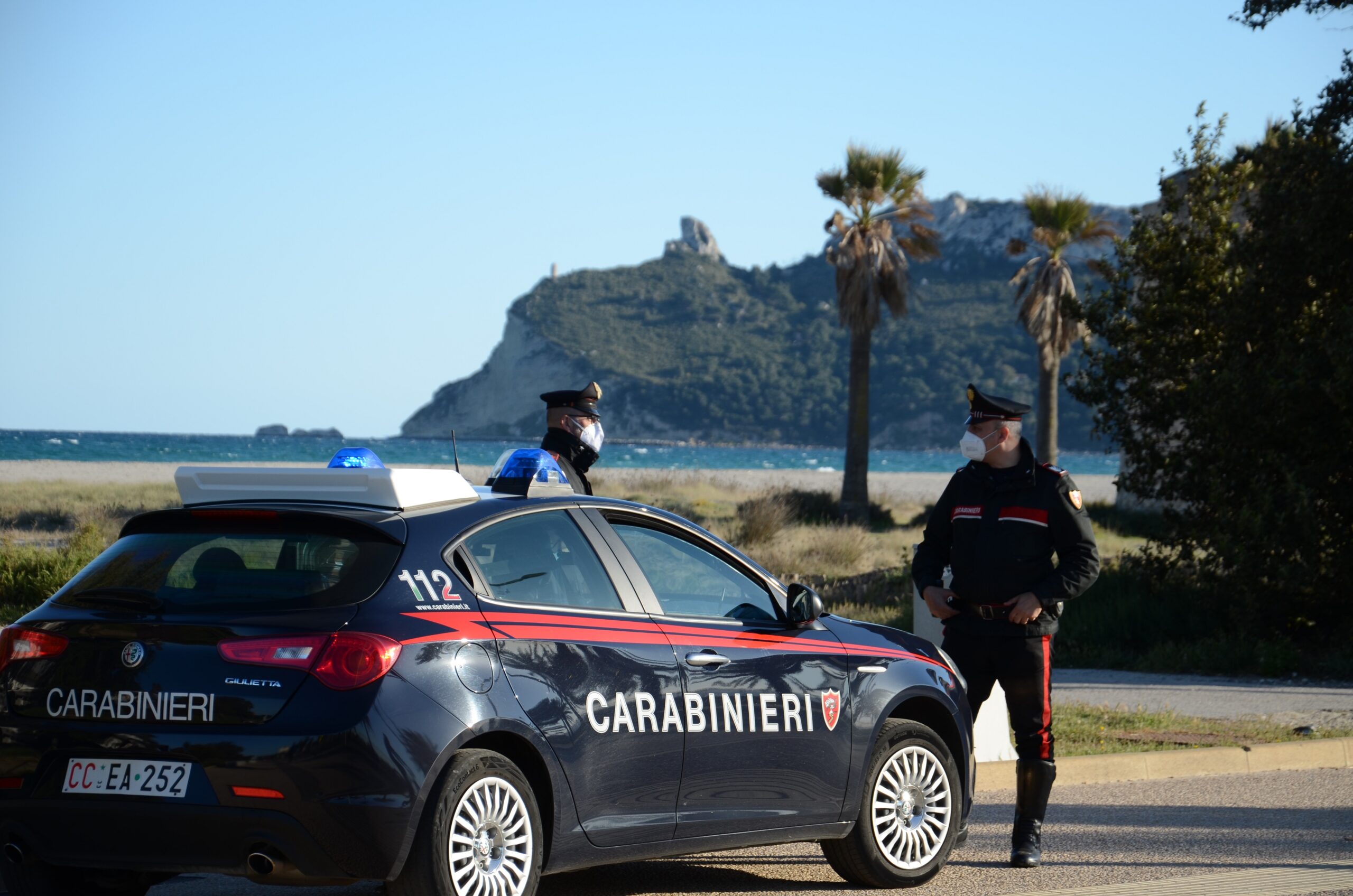 Ruba una carta di credito al Poetto e la usa al market: 38enne denunciato a Cagliari
