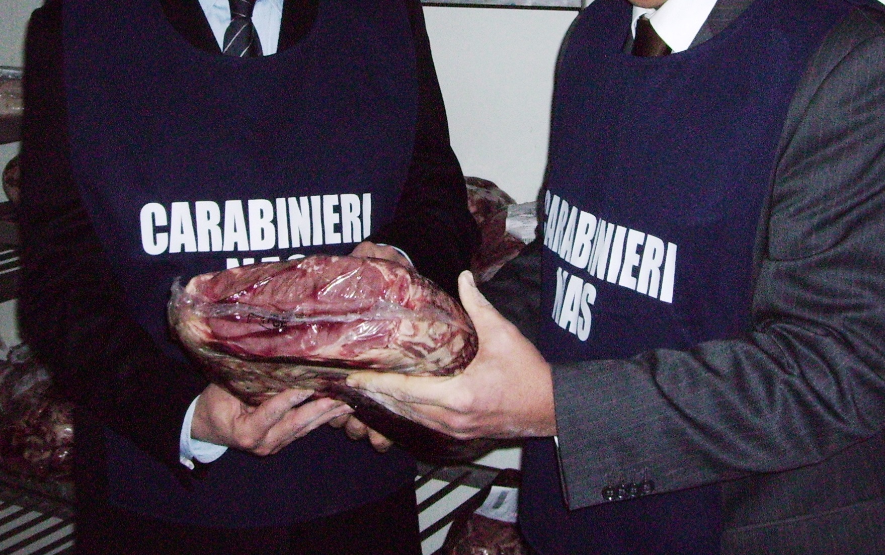 Cagliari, alimenti scaduti e titolare senza green pass: chiusa una pizzeria, multa per 7mila euro