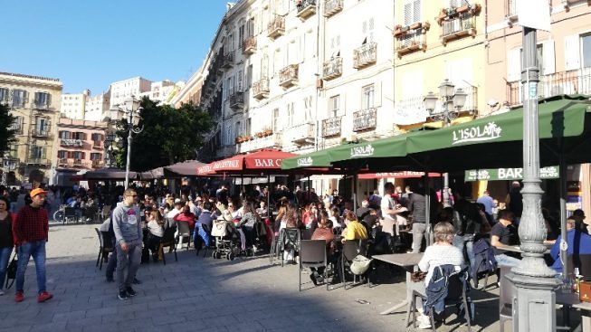 Emergenza Covid, a Cagliari tavolini e sedie all’aperto fino a marzo 2022