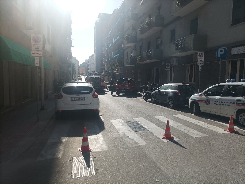 Cagliari, paura in via Ariosto: pezzi di cornicione precipitano sulla strada