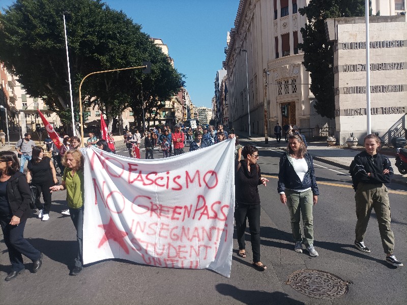 Protesta a Cagliari: “No ai tagli alla sanità, no al green pass e no al fascismo”