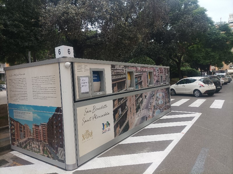 Cagliari, rivoluzione a metà in piazza Michelangelo: “Due isole ecologiche ma restano tutti i mastelli”