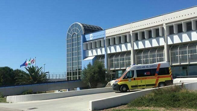 Monserrato, caos e rabbia al Policlinico: “Malati nelle corsie o aggiunti nelle camere, troppi rischi”