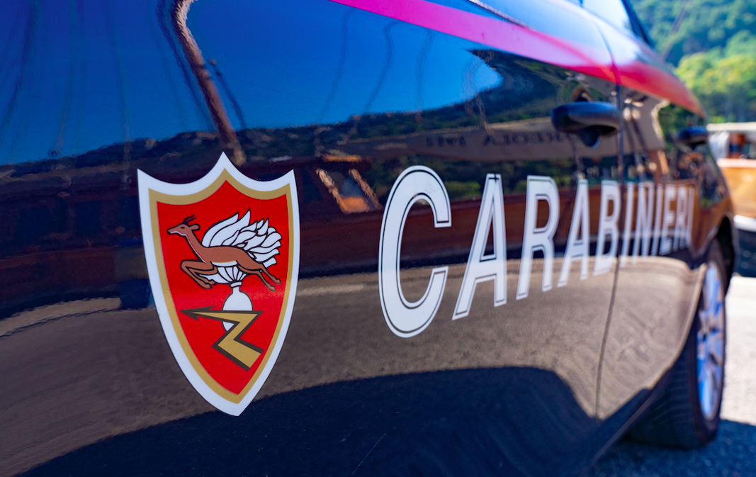 Circola in auto con un’ascia, 40enne denunciato a Carbonia