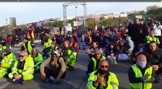 Cariche della polizia e lacrimogeni al porto di Trieste, i manifestanti a mani alzate