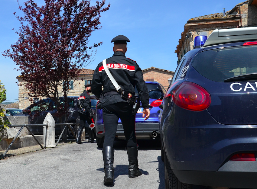 Ruba un borsello e 3 carte di credito da un’autocisterna a Monserrato: denunciato