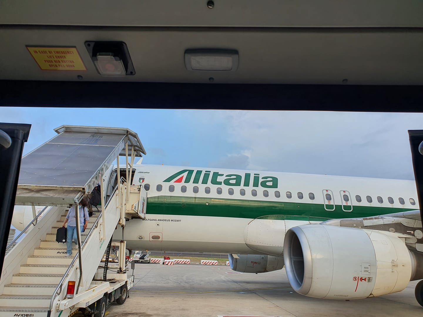 Eccolo, l’ultimo volo Alitalia per Cagliari: la notte della nostalgia per i sardi a metà strada tra Peter Pan e Icaro