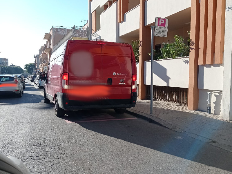 Inciviltà a Monserrato: “Parcheggio rosa occupato da un camion, multata: dovevo lanciare mio figlio dal finestrino?”