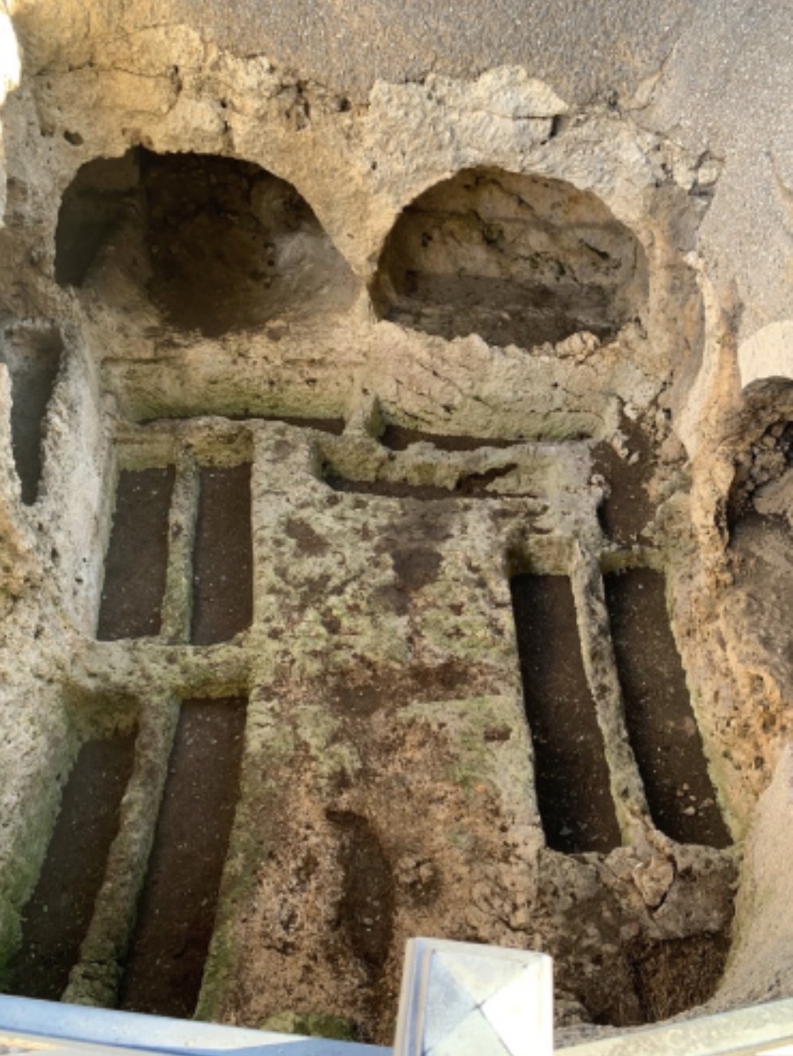 Cagliari, il restyling della storia: finalmente ripulite le tombe romane della scalinata di Bonaria