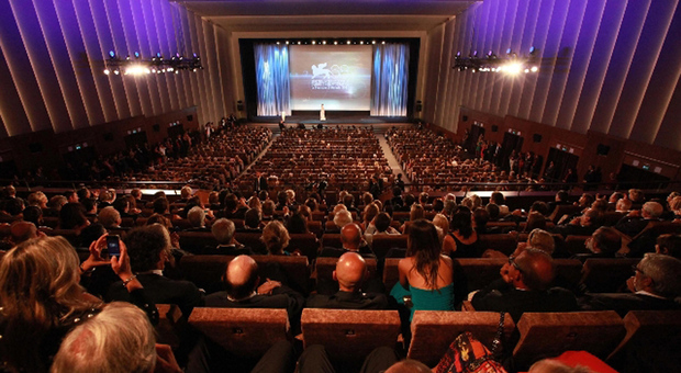 Mossa a sorpresa del governo sulle riaperture: cinema e teatri al 100%, stadi al 75% e discoteche al 50%