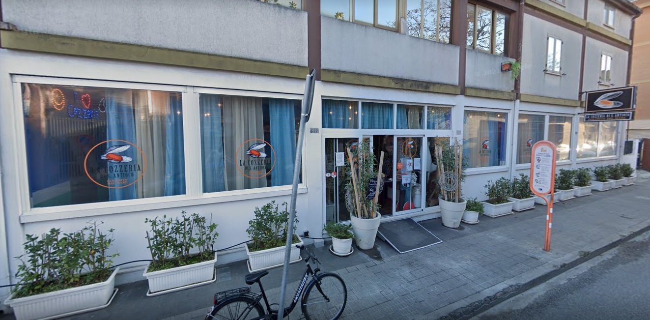 Quartu, piazzano tavolini e sedie senza autorizzazione in un portico: 5mila euro di multa a “La Cozzeria”