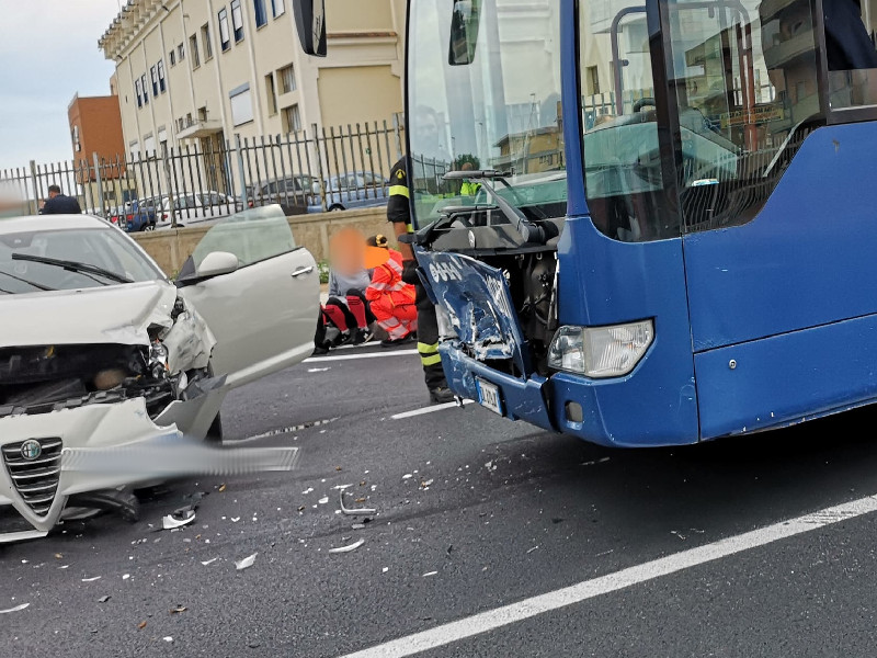 Cagliari, schianto tra un’auto e un bus in viale Marconi: quattro feriti e una donna svenuta
