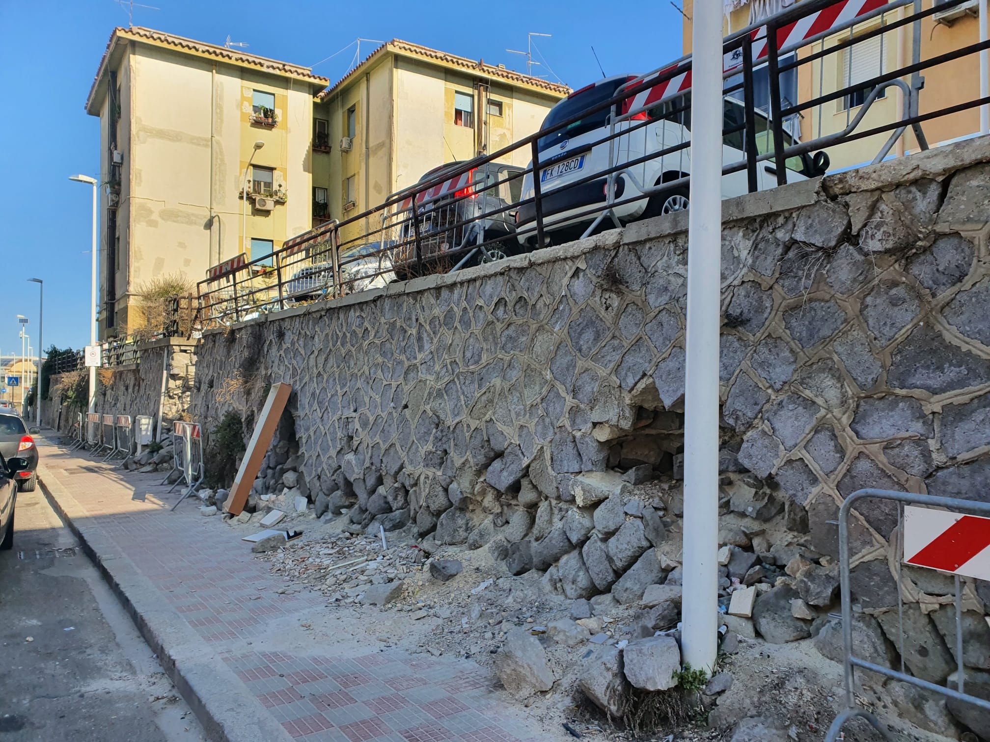 Pericolo crolli, ratti giganti e fogne a cielo aperto: l’orrore di via Bosco Cappuccio a Cagliari