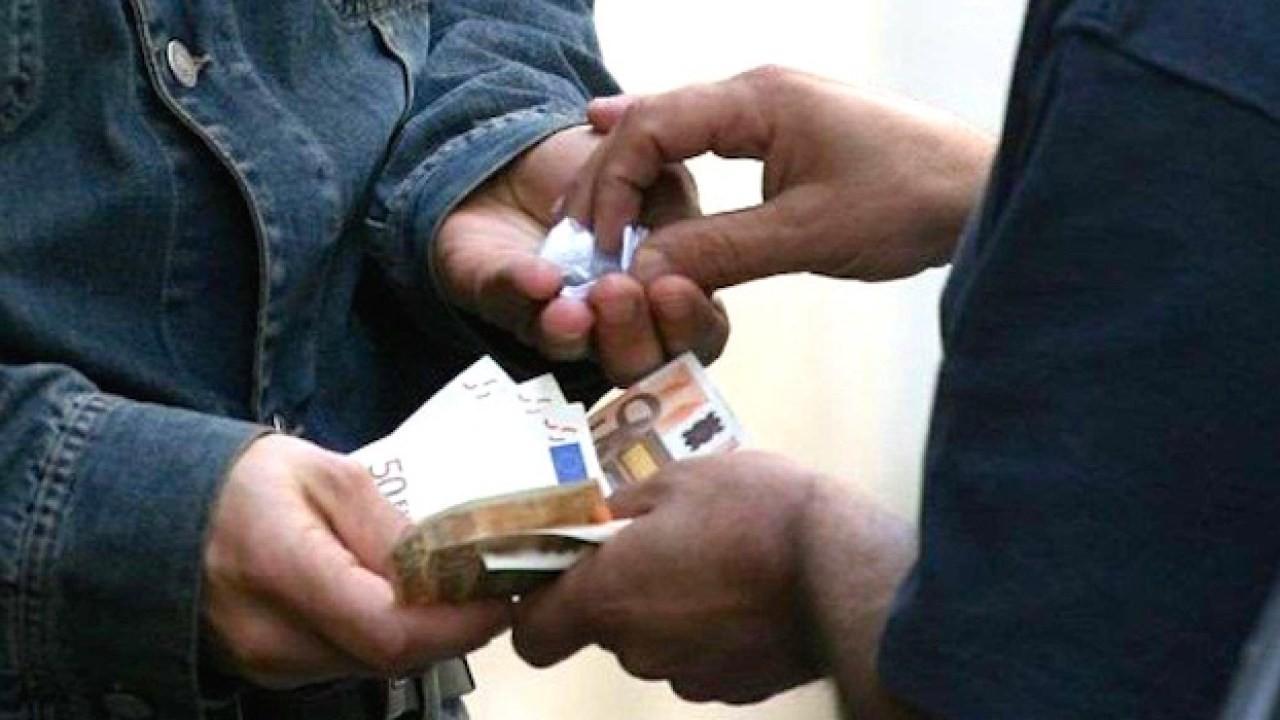 Spaccio fuori dalle scuole di Monserrato, il piano per salvare i giovani: lezioni della polizia e telecamere