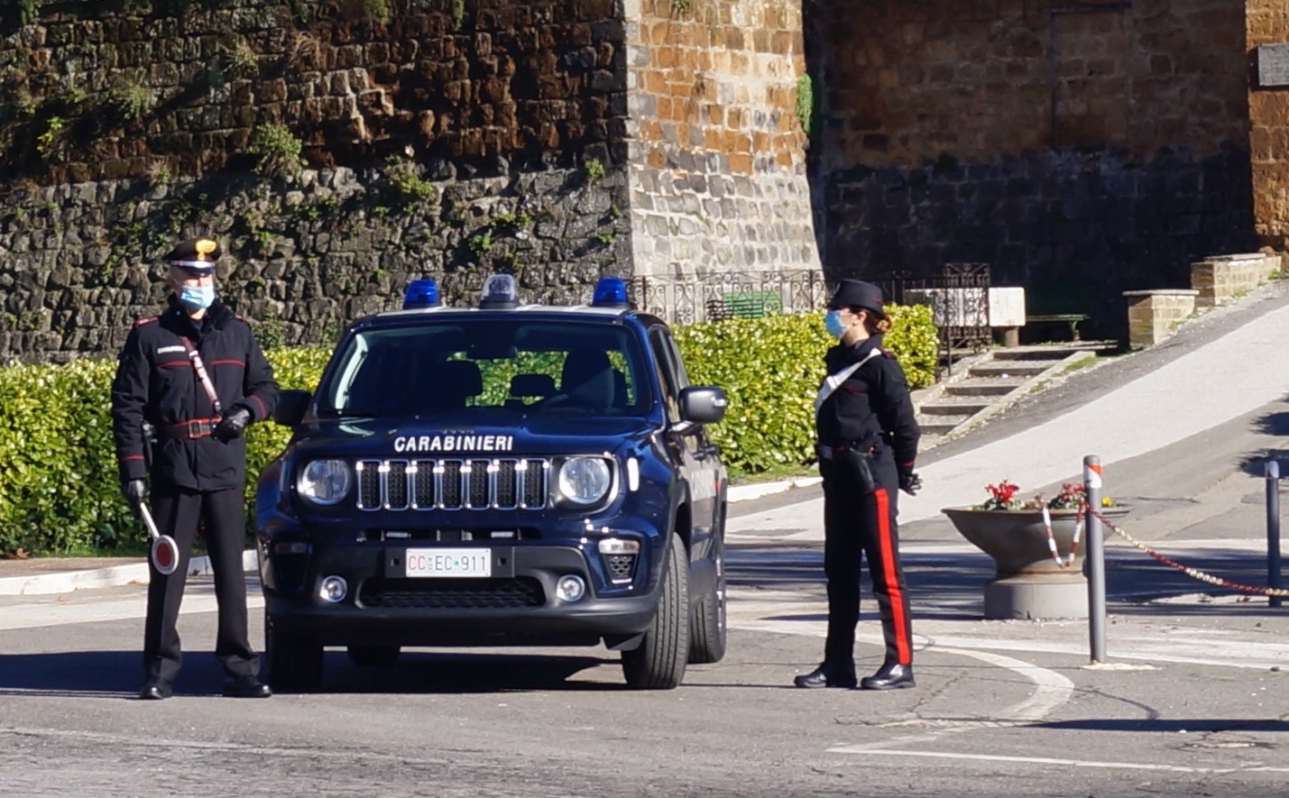 Sanluri, ubriaco alla guida perde il controllo dell’auto e va a sbattere contro una macchina in sosta: denunciato