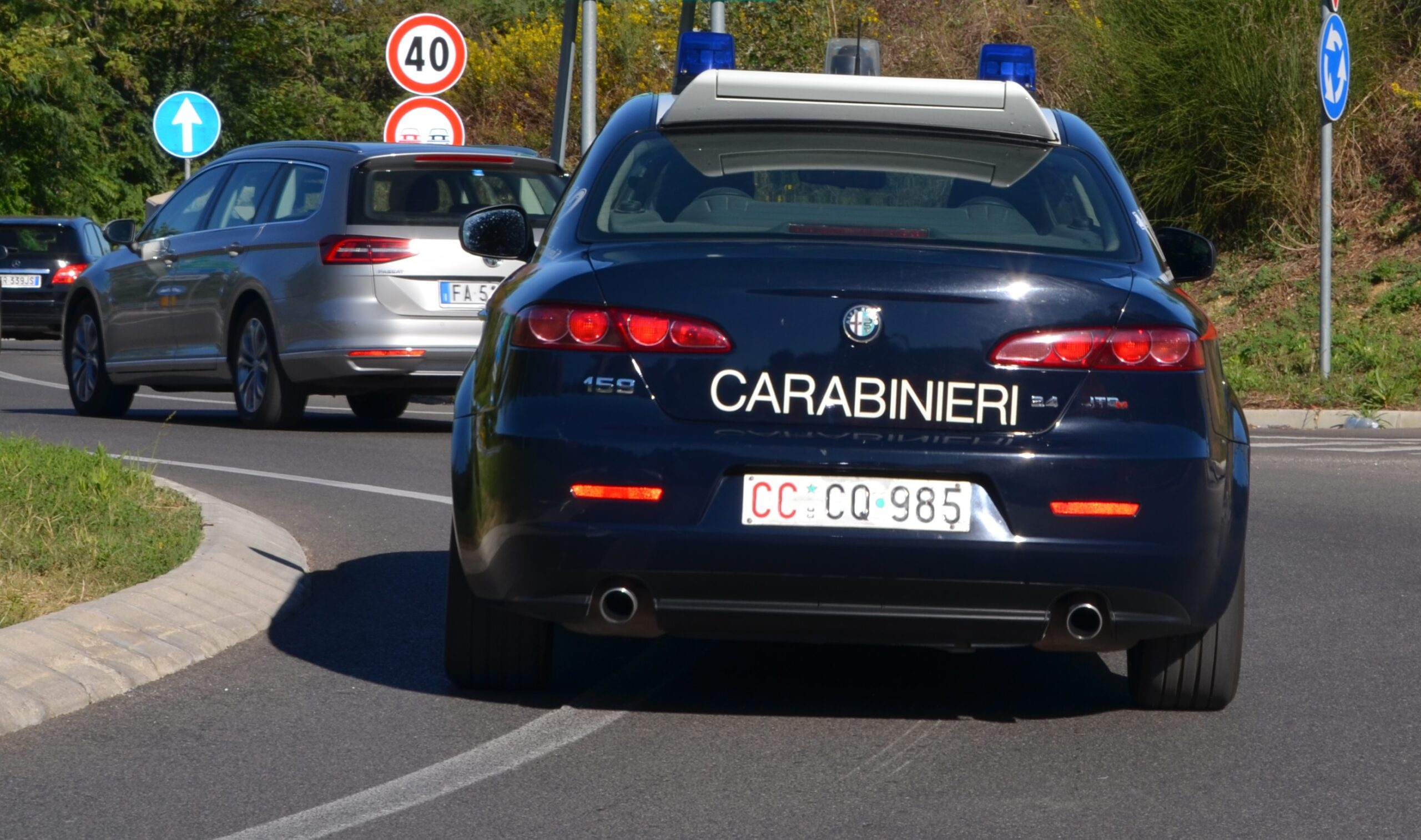 Serrenti, asfalto bagnato finisce contro due auto in sosta: 78enne all’ospedale