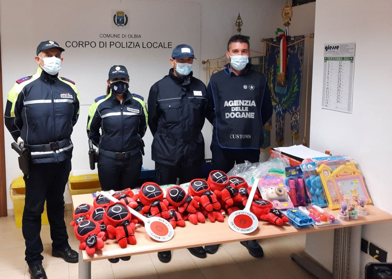 Giocattoli non sicuri, a Olbia scatta il sequestro dei peluche ispirati a “Squid Games”: il reato è di frode in commercio
