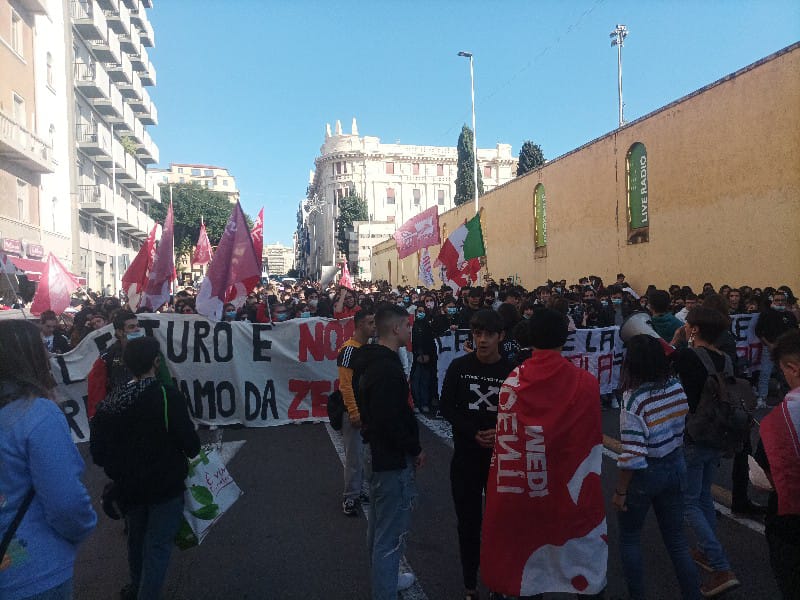 A Cagliari gli studenti protestano e paralizzano il traffico: “Basta scuole insicure, cadono a pezzi: vogliamo trasporti gratuiti”