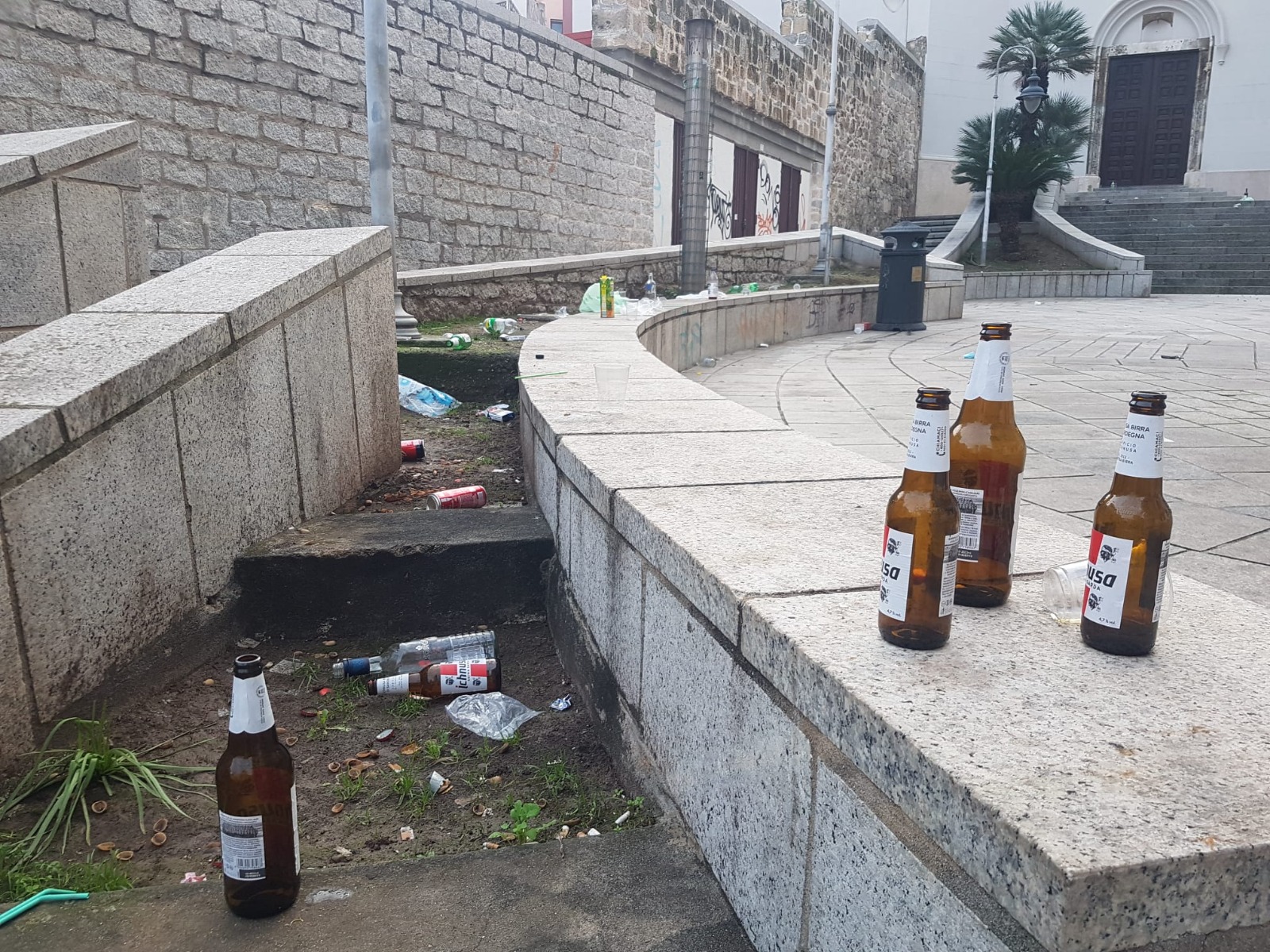 Cagliari, notte di delirio alla Marina: urla, vandalismo e sesso all’aperto