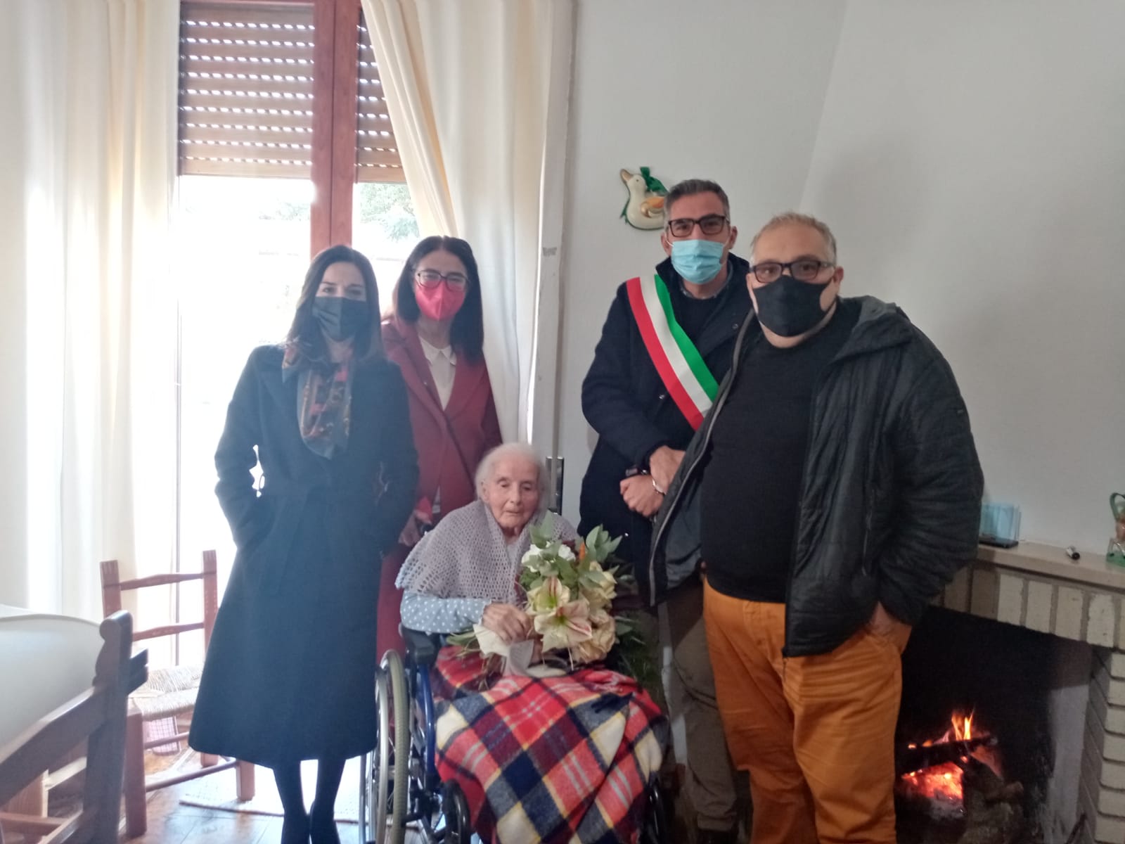 Nuoro festeggia i 100 anni di zia Gavina, l’omaggio dell’Amministrazione a nome della città
