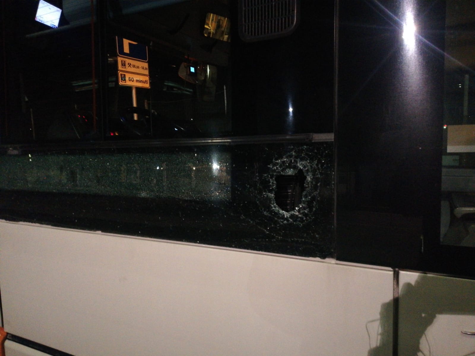 Sassaiola a Cagliari contro due bus del Ctm, vetri sfondati e paura a Sant’Elia