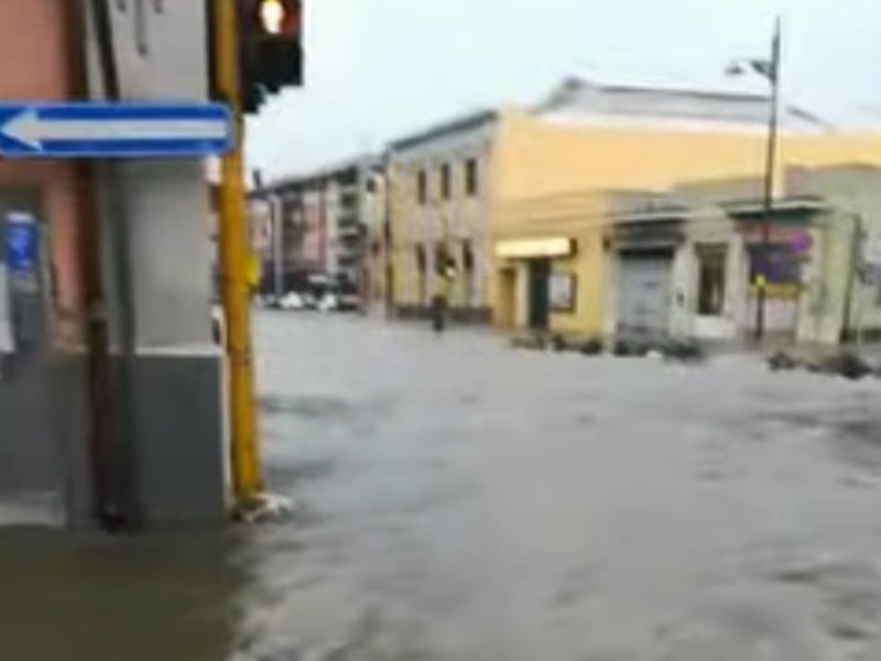 Cagliari, piove e Pirri finisce sott’acqua: un lago tra piazza Italia e via Toti -VIDEO