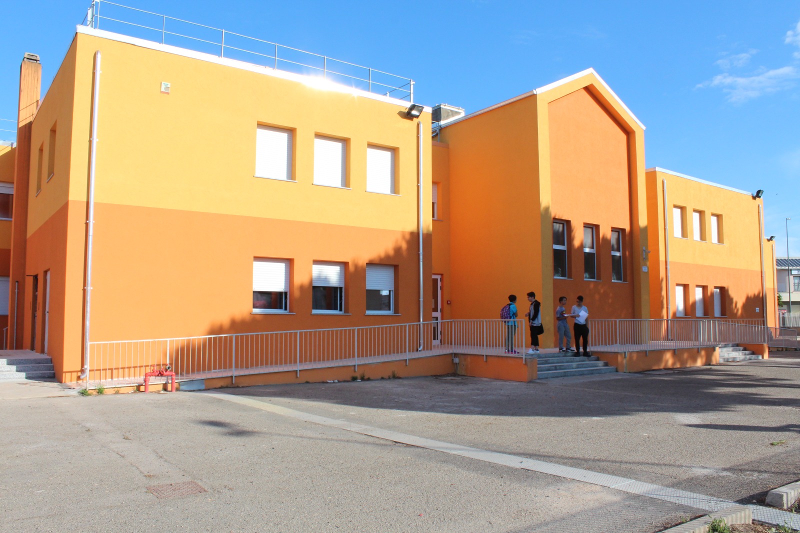 A Monserrato rinascono la palestra e il campo di calcio della scuola di via Argentina: “Aree tutte nuove per gli studenti”