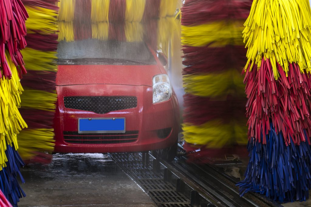 Auto e rifiuti pericolosi abbandonati, idrocarburi nel terreno: azienda di autolavaggio nei guai a Sassari