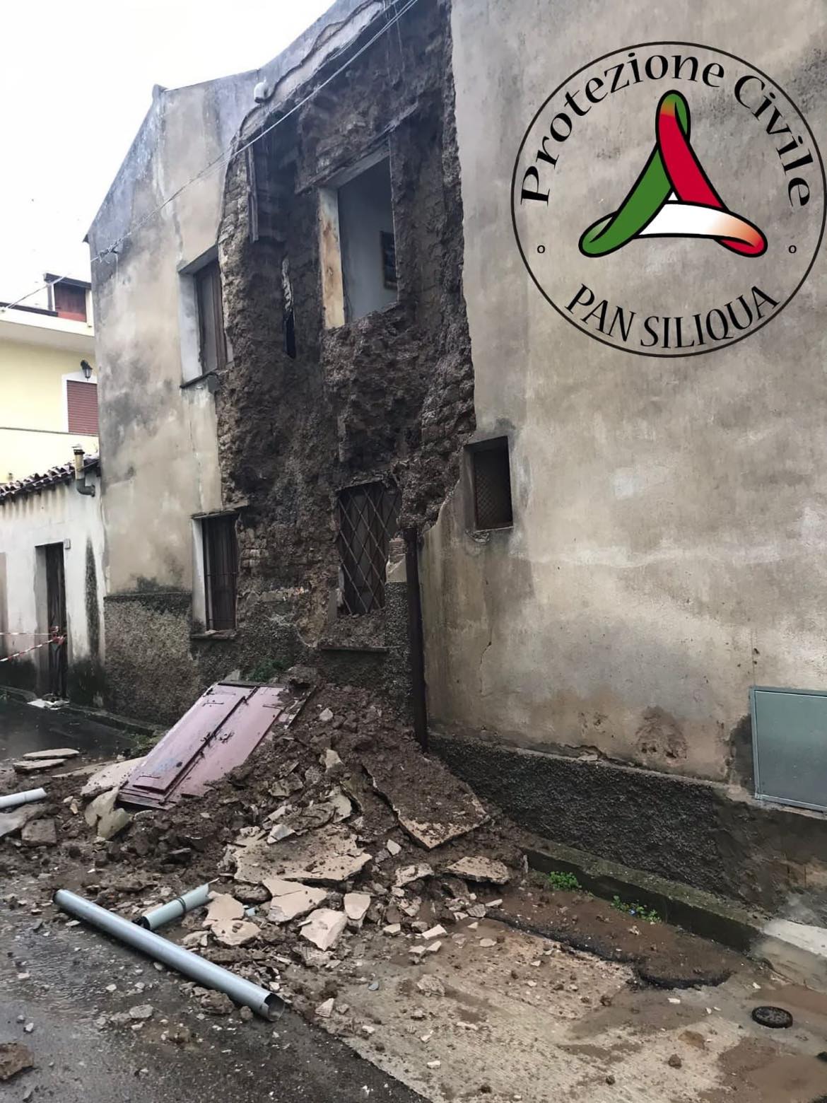 Siliqua, crolla una casa con dentro due anziani e un figlio: la facciata viene giù di schianto
