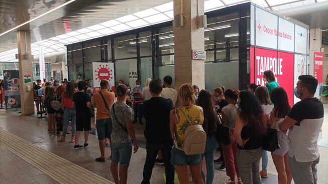 Cagliari, 3 mila tamponi gratis alla stazione: quasi tutti per lavoratori no vax